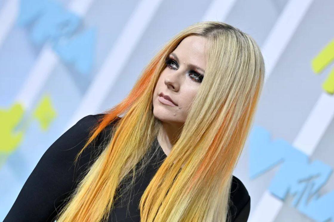 Avril Lavigne wows fans at VMAs with signature pop-punk style: ‘Old Avril vibes’